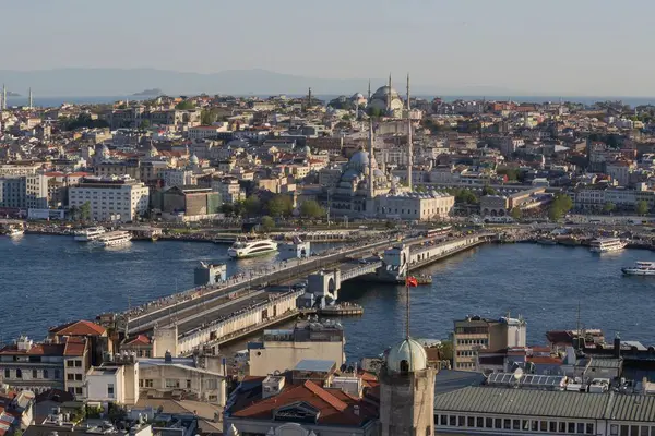 Altın Boynuz 'u kaplayan Galata Köprüsü' nün arka planında Yeni Cami, hareketli bir kıyı şeridi ve İstanbul 'un yoğun silueti bulunuyor. İstanbul 20 Mayıs 2025
