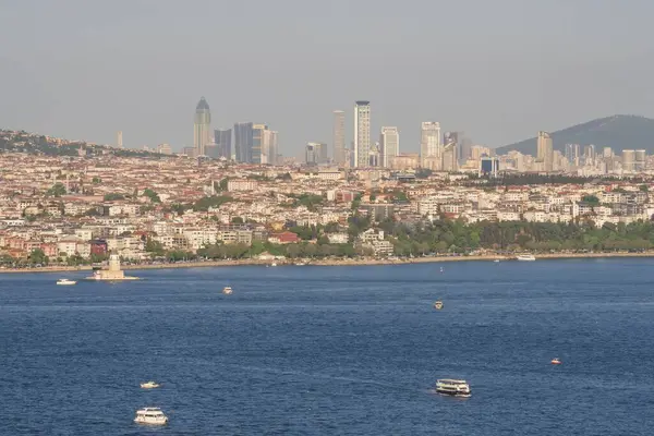İstanbul 'un yumuşak akşam ışığında Boğaz Boğazı' nın manzarası. İstanbul 20 Mayıs 2025