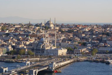 Altın Boynuz 'u kaplayan Galata Köprüsü' nün arka planında Yeni Cami, hareketli bir kıyı şeridi ve İstanbul 'un yoğun silueti bulunuyor. İstanbul 20 Mayıs 2025