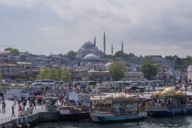 İstanbul, açık bir günde Süleyman Camii, geleneksel kubbeler ve minareler ve Altın Boynuz 'un işlek kıyı şeridi ile ufuk çizgisi oluşturdu. Türk mirasına ve şehir yaşamına ikonik bir bakış açısı. 20 Mayıs 2025