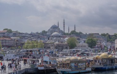 İstanbul, açık bir günde Süleyman Camii, geleneksel kubbeler ve minareler ve Altın Boynuz 'un işlek kıyı şeridi ile ufuk çizgisi oluşturdu. Türk mirasına ve şehir yaşamına ikonik bir bakış açısı. 20 Mayıs 2025