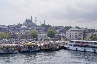 İstanbul, açık bir günde Süleyman Camii, geleneksel kubbeler ve minareler ve Altın Boynuz 'un işlek kıyı şeridi ile ufuk çizgisi oluşturdu. Türk mirasına ve şehir yaşamına ikonik bir bakış açısı. 20 Mayıs 2025