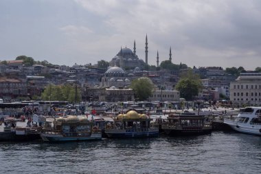 İstanbul, açık bir günde Süleyman Camii, geleneksel kubbeler ve minareler ve Altın Boynuz 'un işlek kıyı şeridi ile ufuk çizgisi oluşturdu. Türk mirasına ve şehir yaşamına ikonik bir bakış açısı. 20 Mayıs 2025