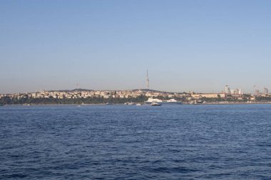 İstanbul, Türkiye 'deki İstanbul Boğazı, berrak mavi suları, çağdaş şehir silueti, köprüleri ve altın saat boyunca gemileriyle, seyahat, denizcilik ve turizm sektörü projeleri için ideal.