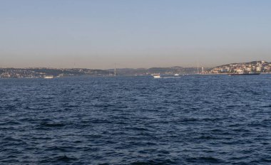 İstanbul, Türkiye 'deki İstanbul Boğazı, berrak mavi suları, çağdaş şehir silueti, köprüleri ve altın saat boyunca gemileriyle, seyahat, denizcilik ve turizm sektörü projeleri için ideal.