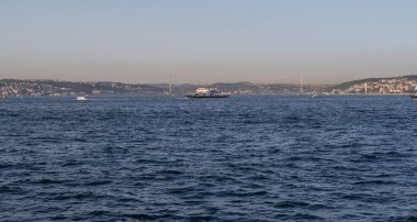 İstanbul, Türkiye 'deki İstanbul Boğazı, berrak mavi suları, çağdaş şehir silueti, köprüleri ve altın saat boyunca gemileriyle, seyahat, denizcilik ve turizm sektörü projeleri için ideal.