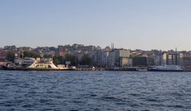 İstanbul, Türkiye 'deki İstanbul Boğazı, berrak mavi suları, çağdaş şehir silueti, köprüleri ve altın saat boyunca gemileriyle, seyahat, denizcilik ve turizm sektörü projeleri için ideal.