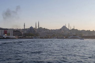 Arka planda Altın Boynuz ve Boğaz ile İstanbul 'un panoramik manzarası. 20 Mayıs 2025 'te gün batımında çekilen bu fotoğraf, tarihi mimariyi, modern binaları ve kıyı şeridinin doğal güzelliklerini yansıtıyor..