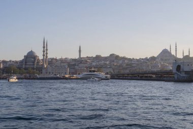 Arka planda Altın Boynuz ve Boğaz ile İstanbul 'un panoramik manzarası. 20 Mayıs 2025 'te gün batımında çekilen bu fotoğraf, tarihi mimariyi, modern binaları ve kıyı şeridinin doğal güzelliklerini yansıtıyor..