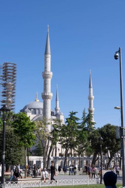 Türkiye 'nin İstanbul kentindeki Mavi Cami manzarası yenileniyor. Turistler ön planda gezinerek, kentteki tarih, kültür ve günlük yaşamın karışımını vurguluyor. 20 Mayıs 2025