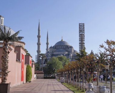 İstanbul 'daki tarihi Ayasofya, Trkiye, turist kalabalığı ve açık mavi gökyüzüyle. Bizans ve Osmanlı mimarisinin ikonik anıtında kubbeler ve minareler yer almaktadır. 19 Mayıs 2025