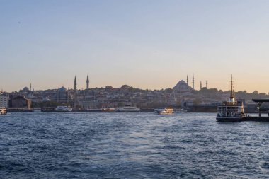 İstanbul 'daki Altın Boynuz ve Boğaz boyunca tekne gezisi. Akşam Şehrinin Panoraması.