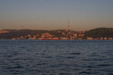 İstanbul 'daki Altın Boynuz ve Boğaz boyunca tekne gezisi. Akşam Şehrinin Panoraması.
