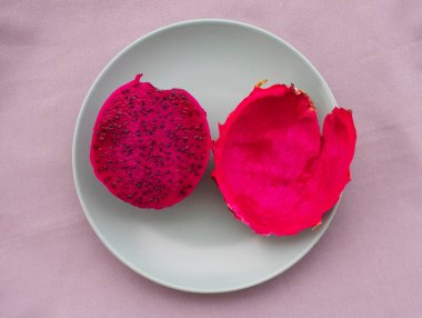 Tabakta pembe ejderha meyvesi, yakın plan tropikal yiyecekler.