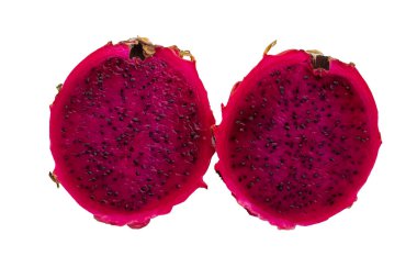 Parlak kırmızı ejderha meyvesi (pitahaya) beyaz arka planda ikiye bölündü. Sağlıklı beslenmeyi, tazeliği ve doğal tropikal diyet gıdasını sembolize eden egzotik tropikal meyve..