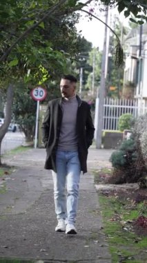 sokakta yürüyen adam