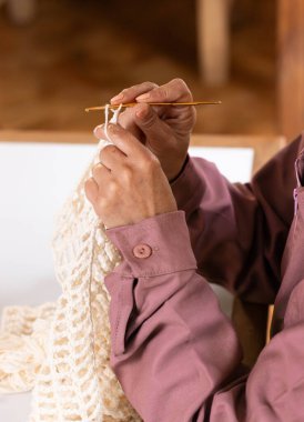 Kadın örgü örüyor. Esnaf. Eller çalışan tığ işi.