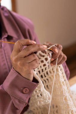 Kadın örgü örüyor. Esnaf. Eller çalışan tığ işi.