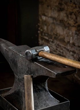 Metal işçiliği için örsün üzerinde dinlenen çekiç.