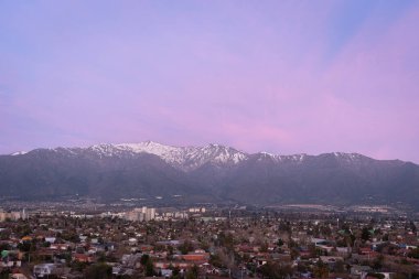 Santiago de Chile 'in, And Dağları' nın arkasındaki hava manzarası. Finansal şehir, ziyaret ve seyahat için iş sermayesi