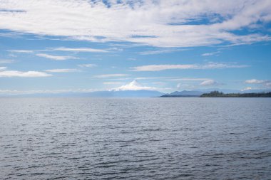Volkan Osorno, Puerto Varas, Los Lagos, Şili 'den. Osorno volkanı ve Llanquihue Gölü Şili Patagonya 'daki Puerto Varas şehrinden görülmektedir.