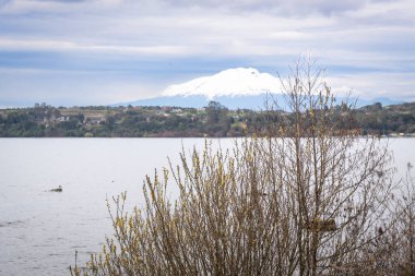 Volkan Osorno, Puerto Varas, Los Lagos, Şili 'den. Osorno volkanı ve Llanquihue Gölü Şili Patagonya 'daki Puerto Varas şehrinden görülmektedir.