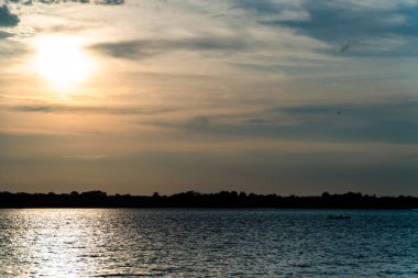 Güney Amerika 'da gün batımı. Güneş suya altın bir dokunuş yapıyor. Kolombiya 'da manzara