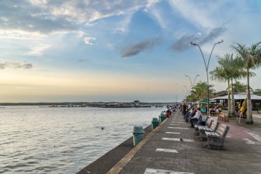 Gün batımında deniz kenarında. Malecon de Buenavenura