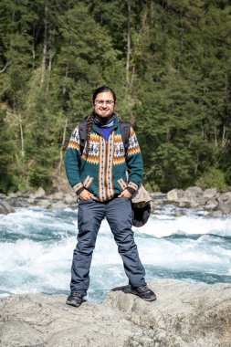 Şili Saltos del Petrohue 'de gülümseyen bir kaşif. Şili 'de genç bir gezgin. Lake District. Patagonya