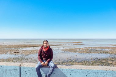 Comodoro Rivadavia 'da sahil yolunda turist gezintisi. Patagonya 'daki Deniz Gezgini Arjantin.