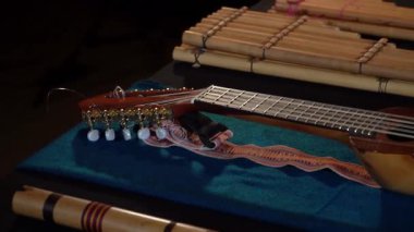 Charango, ahşap flütler ve tekstil vuruşları gibi And enstrümanlarına yakın çekim.