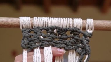 Makrome tekstil sanatı yaratırken zanaatkârların düğüm attığı yakın çekim.