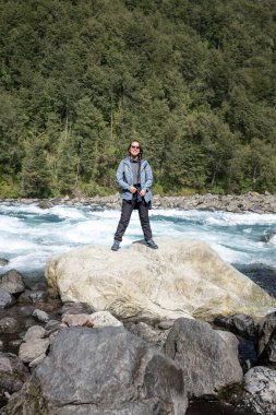 Şili Saltos del Petrohue 'de gülümseyen bir kaşif. Şili 'de gezgin genç bir kadın. Lake District. Patagonya