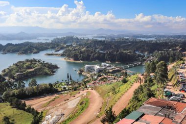 Guatape 'in Aereal manzarası. Medellin, Kolombiya. Göle karşı göl manzarası
