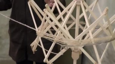 İplik Winder kullanan kişi, tekstil el sanatları için iplik hazırlamak için özel bir araçtır.