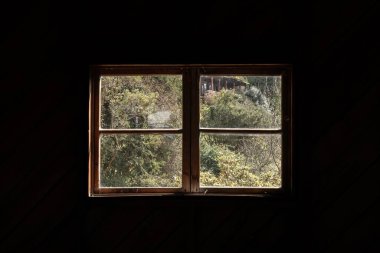 Pencere çerçevesinin gölgesi. Doğal görünümlü pencere