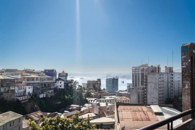 Arkasında deniz olan Valparaiso 'nun havadan görünüşü. Ziyaret edilecek sanatsal ve kültürel şehir