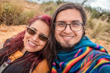 Arkadaşlar yemyeşil bir vadide ve gölde selfie çekiyorlar. Kolombiya 'nın büyülü orman kasabası Guatavita' nın kaşifleri. 
