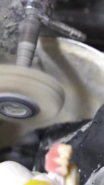 Bir diş teknisyeni takma dişleri rafine etmek için koruyucu eldiven takar..