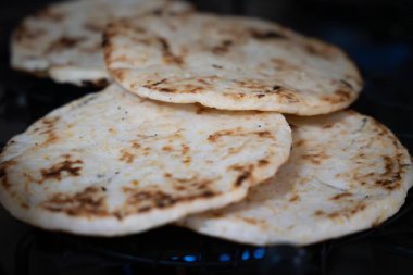 Arepas. Geleneksel kahvaltı için arepa servisi yapan Kolombiyalı bir kadını yakından çek. Arepas yiyeceği