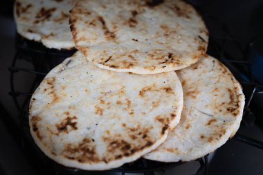 Arepas. Geleneksel kahvaltı için arepa servisi yapan Kolombiyalı bir kadını yakından çek. Arepas yiyeceği