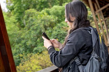 Gezgin Karlı Dağ Manzarası Yakalıyor. Dağ Bölgesi 'nde Akıllı Telefonla Manzaranın Görüntüsü