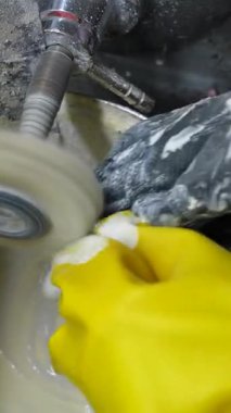 Takma diş bitirme işlemi sırasında yapay dişleri cilalayan eldivenli eldiven yakın plan..