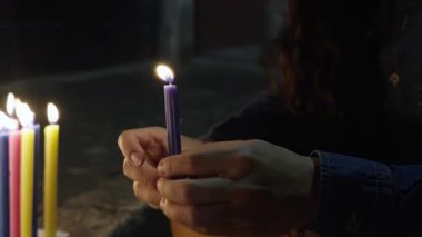 Taş bir yüzeyde yakılan çok renkli mumların yakın çekimi festival ya da kültürel bir gece etkinliğini simgeliyor. Da de las velitas Kolombiya.