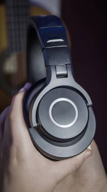 Modern Siyah Kulaklıklı Kulaklıkların Yakın Çekimi. Müzik oturumu