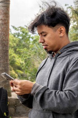 Gezginin cep telefonuna baktığı yakın plan.