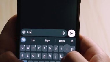 Akıllı telefonu tutan ve 