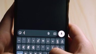 Akıllı telefon kullanarak ellerinizi kapatın, mesajlaşma uygulamasında metin temelli kalp sembolünü girin, sevgiyi dijital olarak ifade edin.