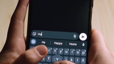 Mesajı yazarken akıllı telefonu tutan ellerinizi yakın plan çekin. İyi günler! Karanlık kipli bir mesajlaşma uygulamasında.