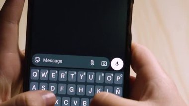 Cep telefonu uygulaması arayüzünde XD simgesini yazan, kahkahayı sembolize eden parmakları kapat.